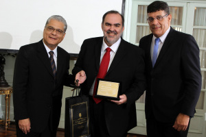 Homenagem ao diretor Ronaldo Gama