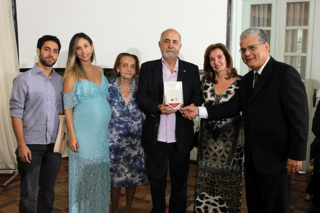 Tarcisio Figueiredo, ao lado da família, recebe homenagem das mãos do pres. do CSP-MG