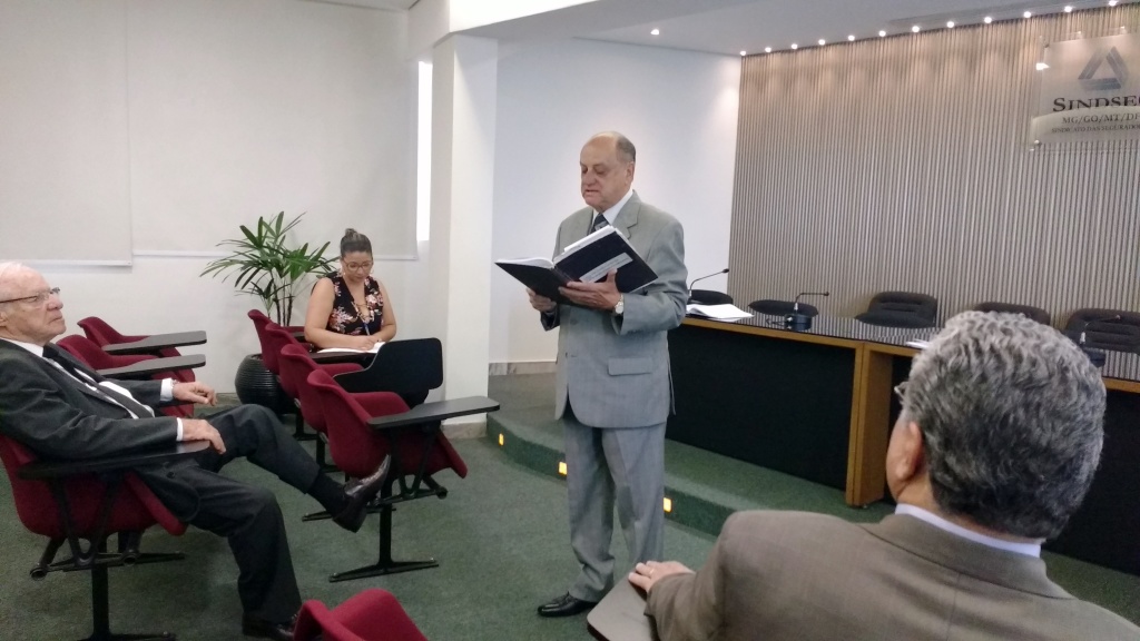 José Osvaldo de Miranda, pres. do Conselho Consultivo, faz a leitura da ata